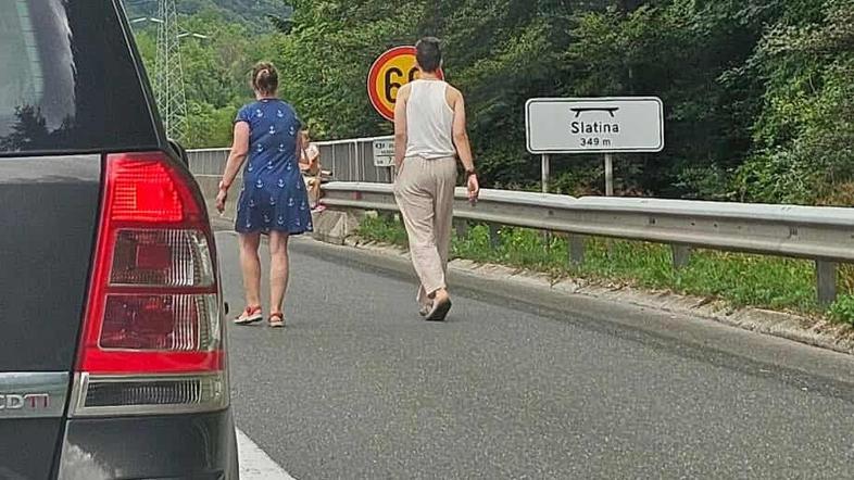 Pešci na avtocesti v prometni nesreči