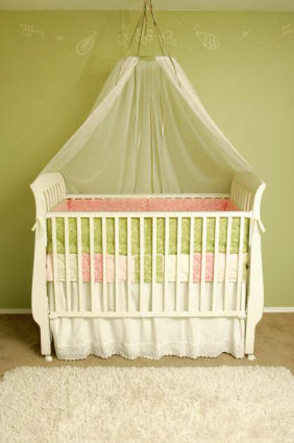 Da bo otročičku prijetno, ko se bo stisnil k ograjici, posteljico obdajte z zašč