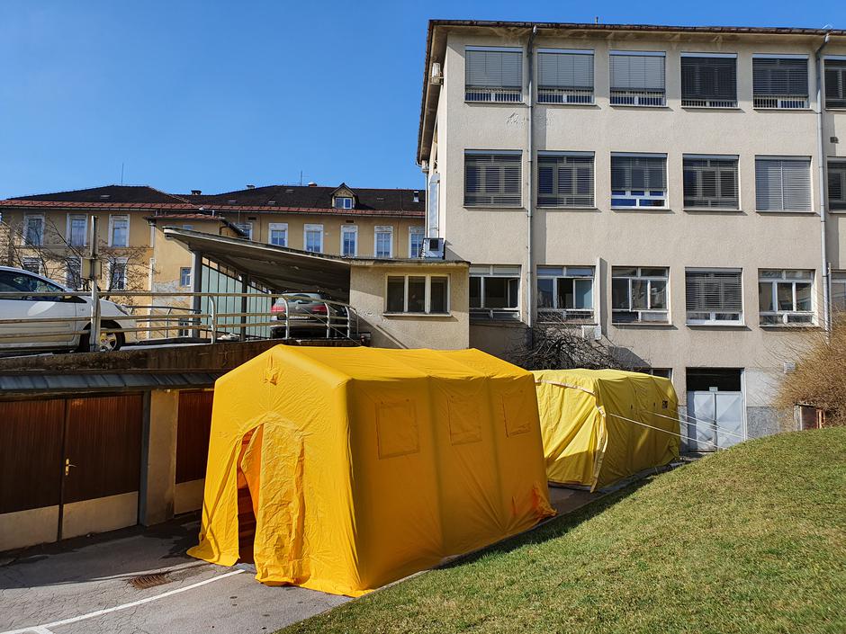 Koronavirus - šotora pred UKC | Avtor: UKCLJ