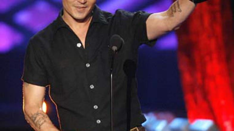 "Jaz nisem smešen, vprašajte kogarkoli," je dejal Johnny Deep, ko je prejel nagr