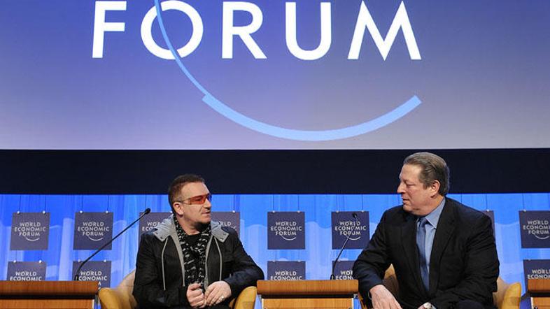 Neuresničitev napovedi skupine G8 je Bono označil za škandal, čeprav je zatrdil,