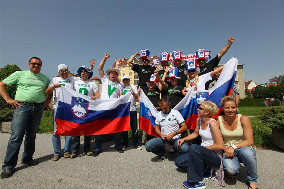 Alžirijo naj bi s tribun spodbujajo nekaj tisoč navijačev, a so Slovenci preprič