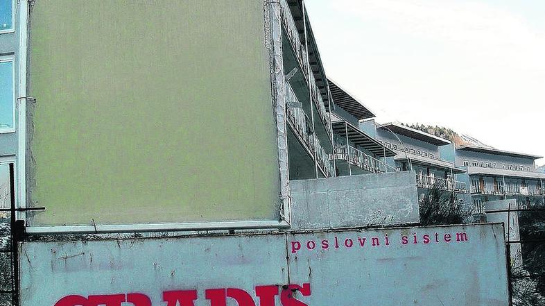 Gradbinec, ki bo dokončal Hrenovco, je še neznanka. O tem pričajo prazna projekt