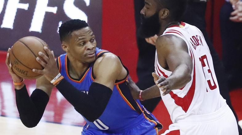 Russell Westbrook (levo) in James Harden.