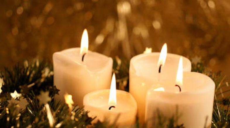 Adventni čas simbolizira venec iz zimzelenega rastlinja s štirimi svečami.