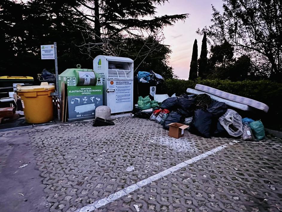 Smeti pri Belem križu