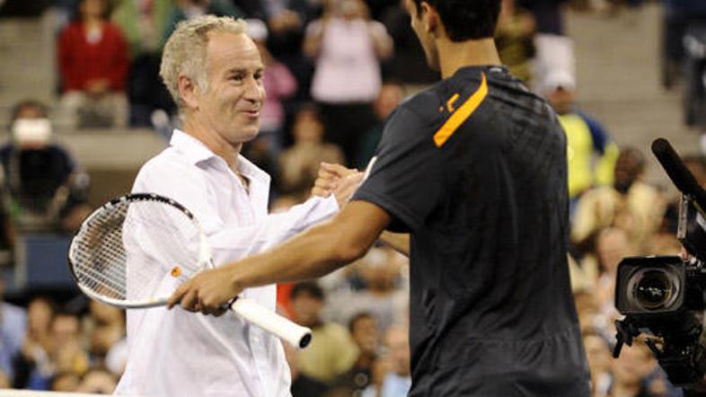 Novak Djoković in John McEnroe sta si po nekaj udarcih segla v roke.