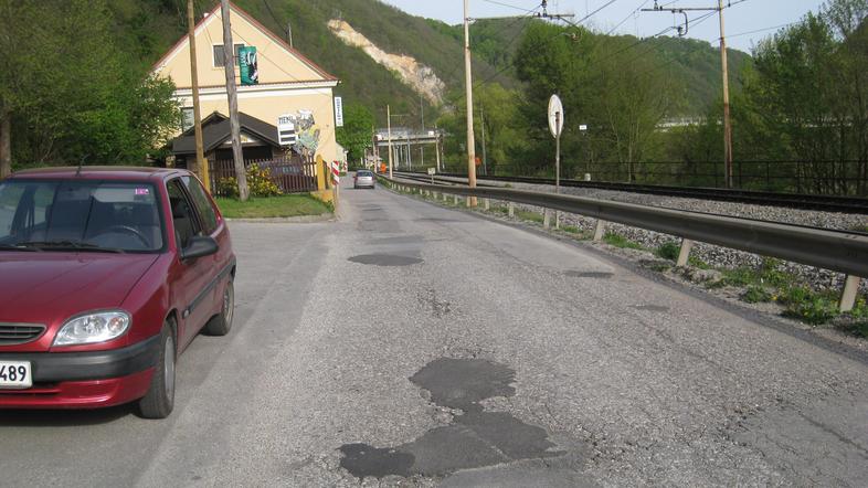 Cesta mimo Medvedovega brloga je povsem uničena in primerna res samo še za medve