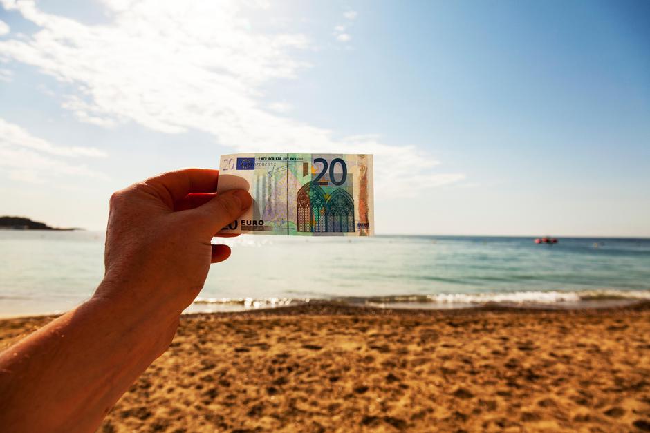 Denar evri v roki na plaži | Avtor: Profimedia