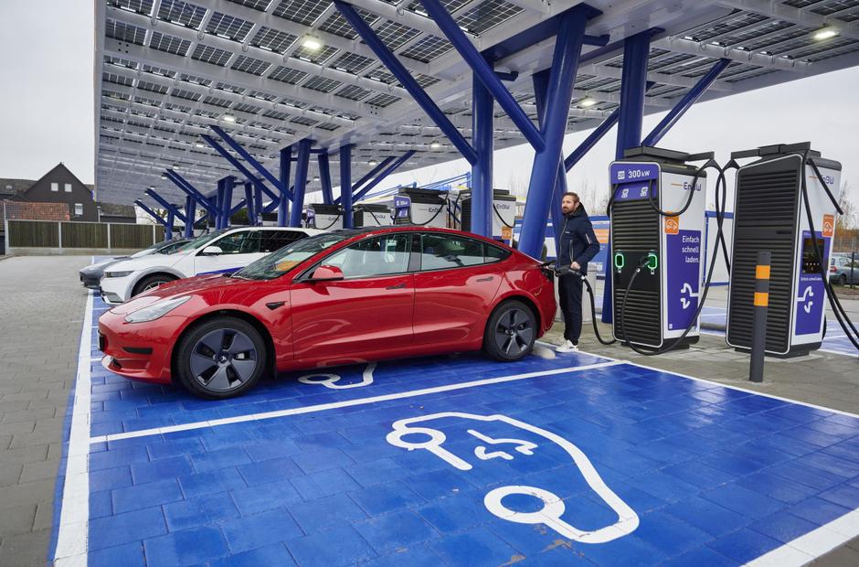 Električni avto, električna polnilnica, polnjenje | Avtor: Profimedia