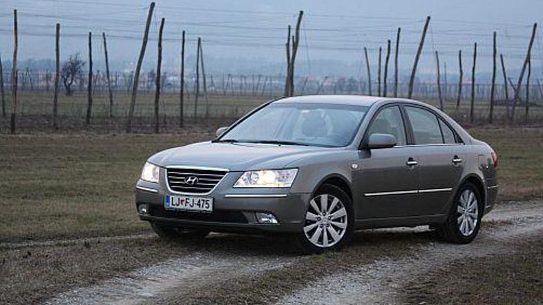 Hyundai sonata se je še enkrat izkazala z dobrim motorjem in prostornostjo.