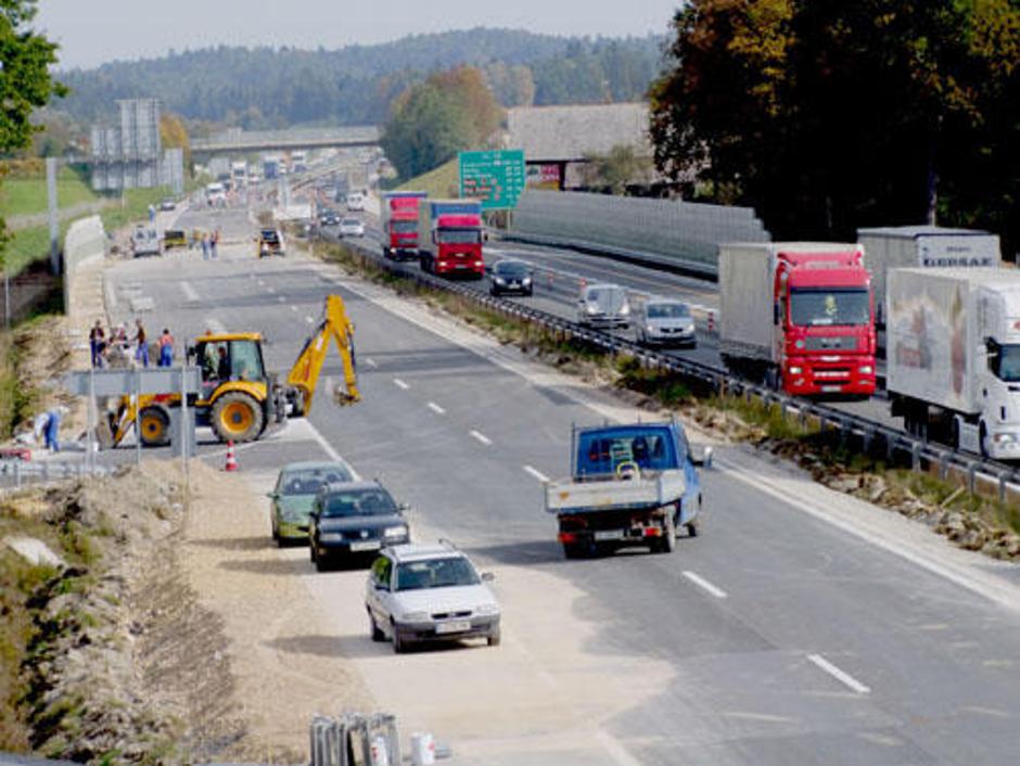 Dela na avtocestah in posredno s tem zastoji bodo letos poleti del vsakdana. | Avtor: Žurnal24 main