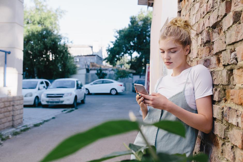 Mlada punca s telefonom v roki | Avtor: Profimedia
