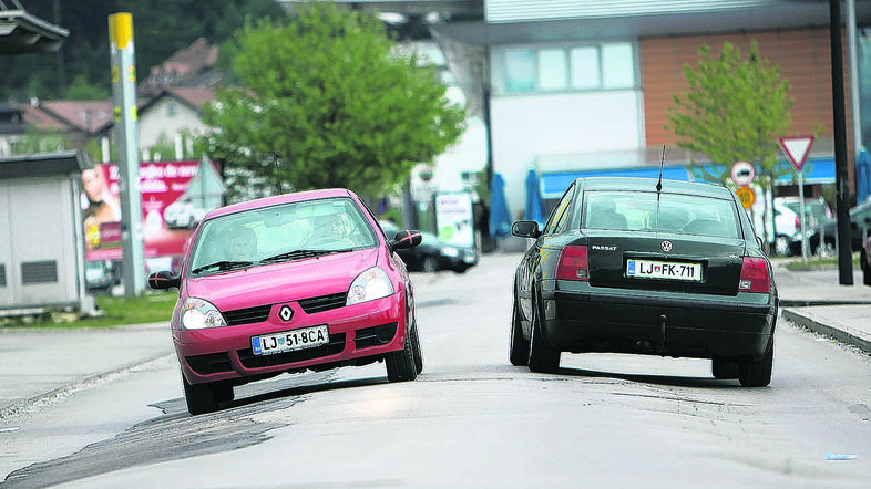 Ceste v nakupoval-nem središču na Rudniku so poškodovane, saj se že več let pose