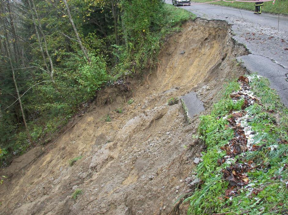 Odtrgano cestišče v Žireh