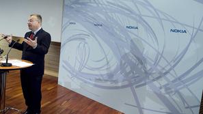 Stephen Elop opozarja, da morajo na "goreči ploščadi" začeti delati pogumne kora