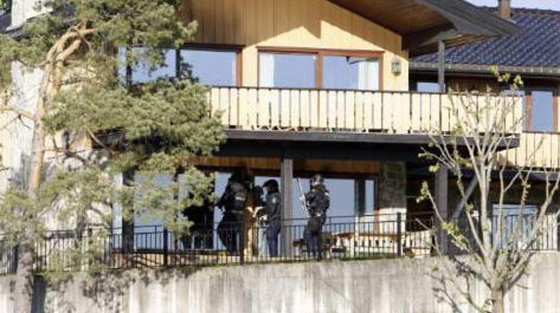 Kraj dvojnega umora in samomora. Policija domneva, da je šlo za družinski obraču