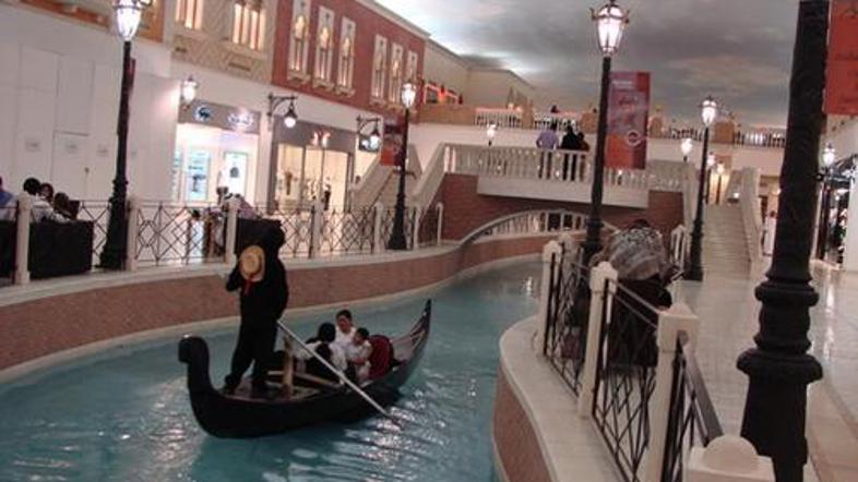 V dubajskem nakupovalnem centru Villagio vozijo tudi "beneške" gondole.