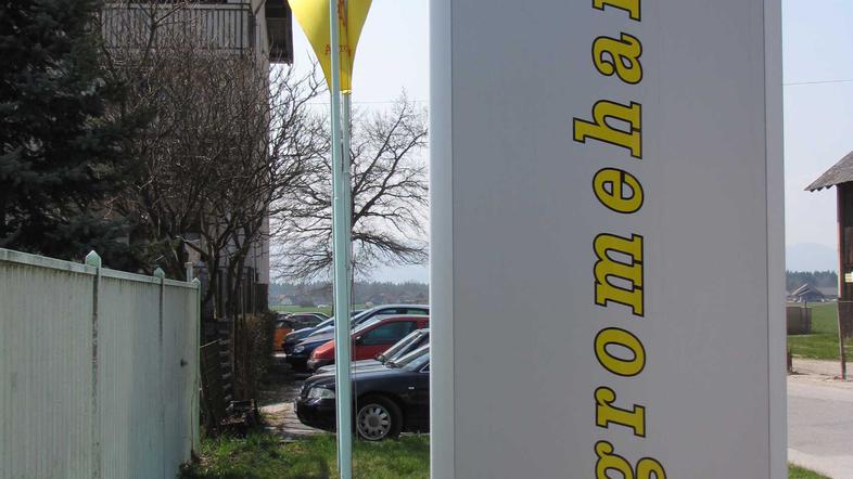 V podjetju Agromehanika so danes izobesili črno zastavo.