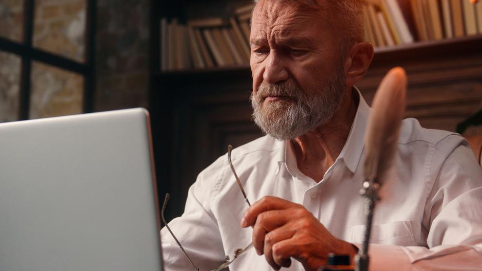 Starejši moški z očali ob računalniku | Avtor: Profimedia