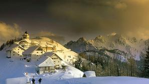 Veliko Slovencev rado brzi po smučišču Višarje. (Foto: Shutterstock)