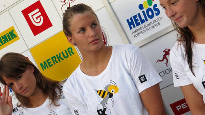 Dvojica iz slovenske štafete na 200 prosto: Isakovićeva in Klinarjeva.