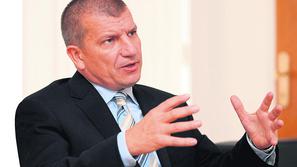 Sodnica za zdaj ne bo dovolila zaslišanja takratnega ministra Dragutina Mateja, 