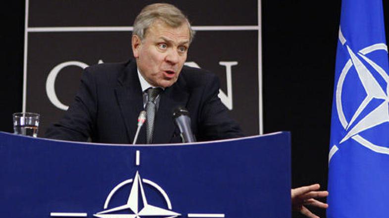 De Hoop Scheffer je že ob začetku zasedanja pozval k prenovljenim formalnim odno