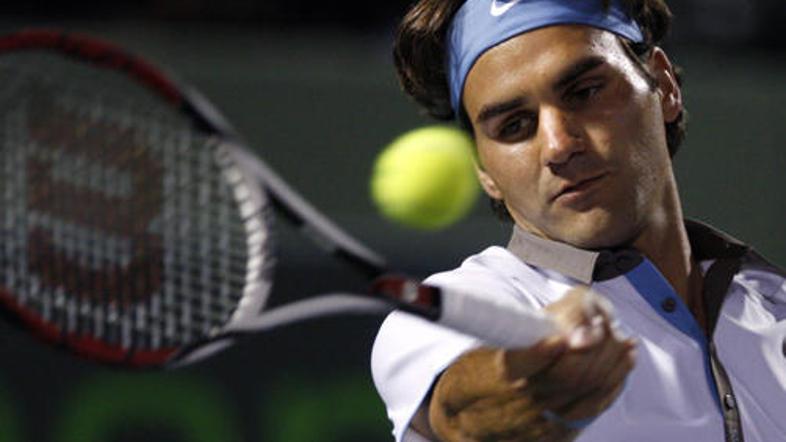 Federer je dobro začel, a nadaljeval tako slabo, da je iz jeze uničil lopar.