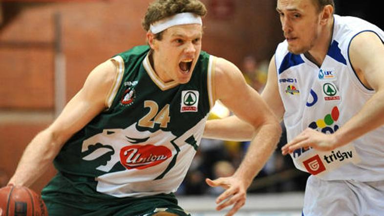 Zupan (Olimpija) je dosegel štiri točke, Laškević (Helios) pa 10 točk in osem sk