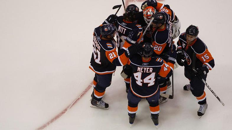 John Tavares in soigralci iz New Yorka so se veselili prve zmage v sezoni. © AFP