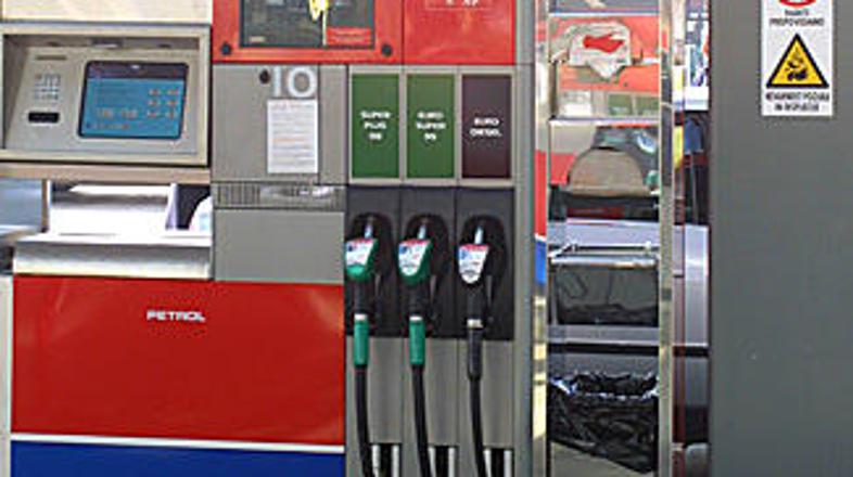 Do polnoči imate še čas za nakup cenejšega bencina.