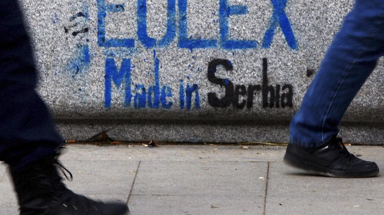 Albanec je stopil mimo grafita, na katerem je napisano: "Eulex, narejeno v Srbij
