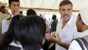 Clooney se te dni mudi v Sudanu. (Foto: Reuters)