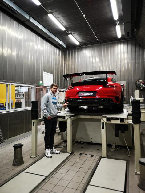 Luka Dončić pripeljal porsche 911 turbo S na dodelavo v tovarno Akrapovič