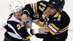 Milan Lučić (desno) je dosegel zmagoviti zadetek za Bruins. (Foto: Reuters)