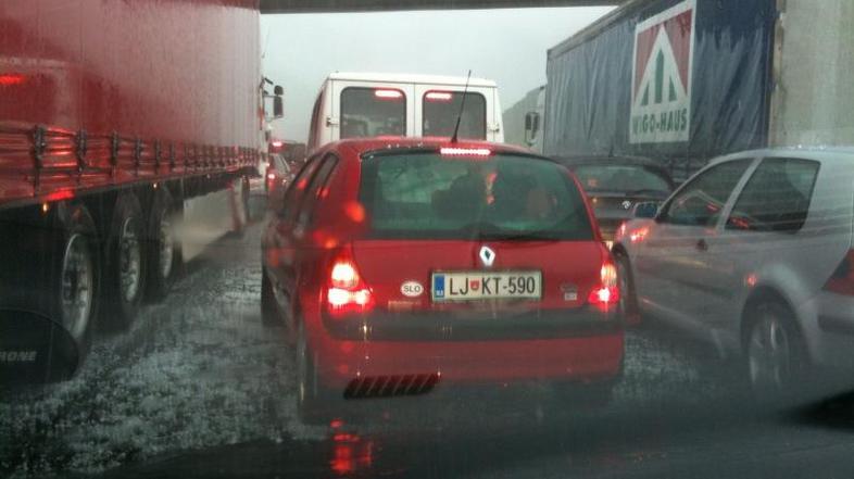 Če vas toča ulovi na avtocesti, se nikar ne ustavljajte pod nadvozi. (Foto: R. S