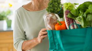 nakup vrečka starejša gospa