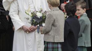 Papež ob današnjem prihodu na Otok. (Foto: Reuters)