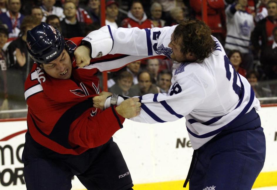 Med Capitals in Maple Leafs so zapele tudi pesti. (Foto: Reuters)