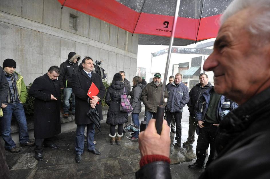 Protest dobaviteljev pred NLB zaradi Mercatorja