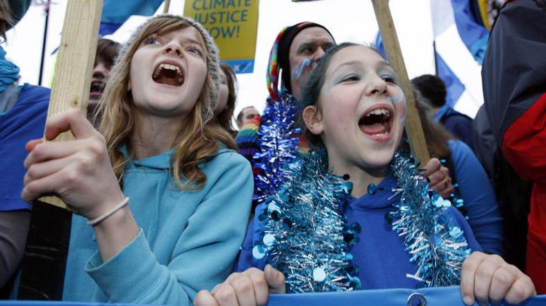 Proteste v Londonu, ki se jih je udeležilo okoli 20.000 ljudi, je pripravila sku
