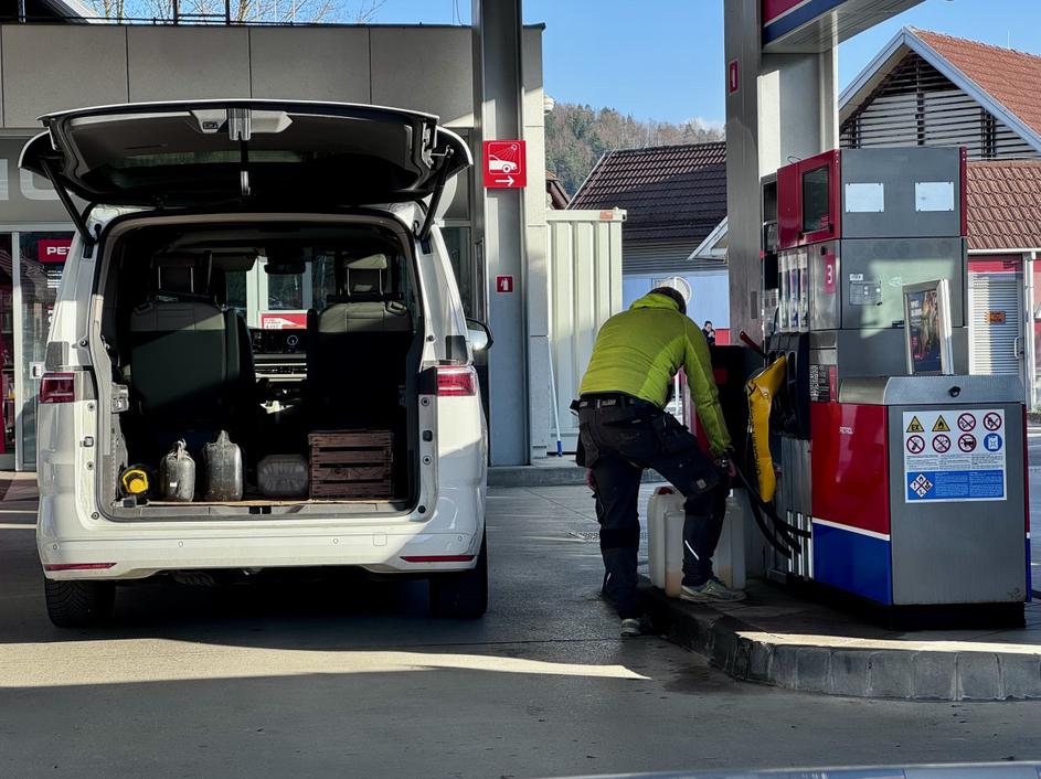 Točenje goriva na bencinski črpalki, bencinska črpalka