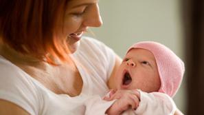 Bodo mamice dobile štiri tedne (ali več) porodniškega dopusta?