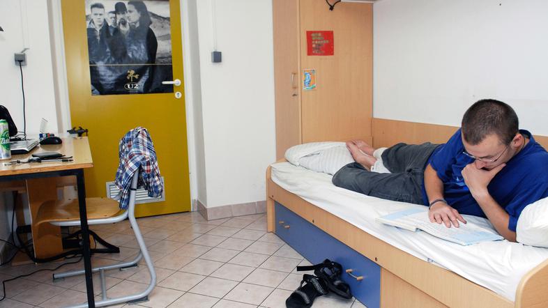 "Za 66 evrov dobijo študentje zakurjeno sobo s toplo vodo, pa še direktorja lahk