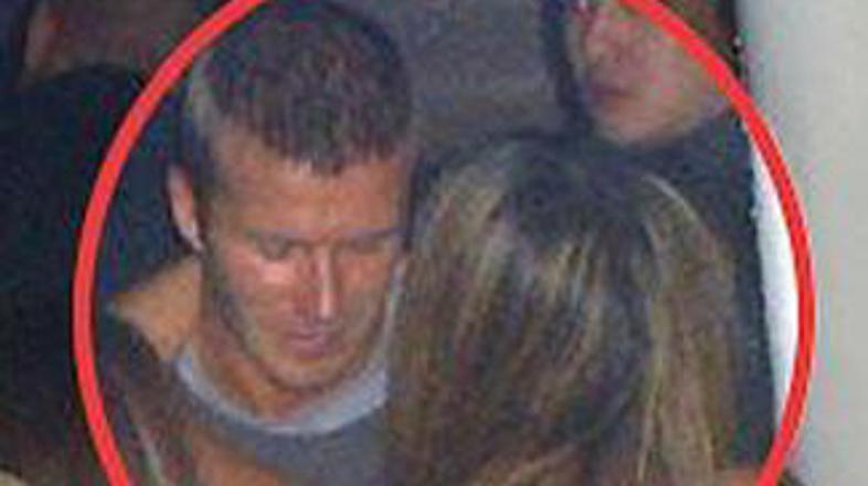 Beckhamu se je okoli vratu ovila privlačna blondinka.