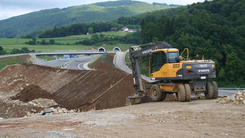 Enajst dni pred odprtjem avtocestnih odsekov na Pluski gradijo protihrupne nasip