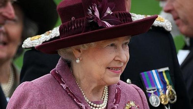 Kraljica se zaradi razgrajaških stražarjev ne smeji več.