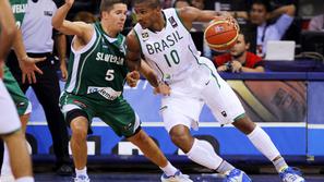 Jaka Lakovič (levo) je bil v osmini finala z 19 točkami najboljši strelec Sloven