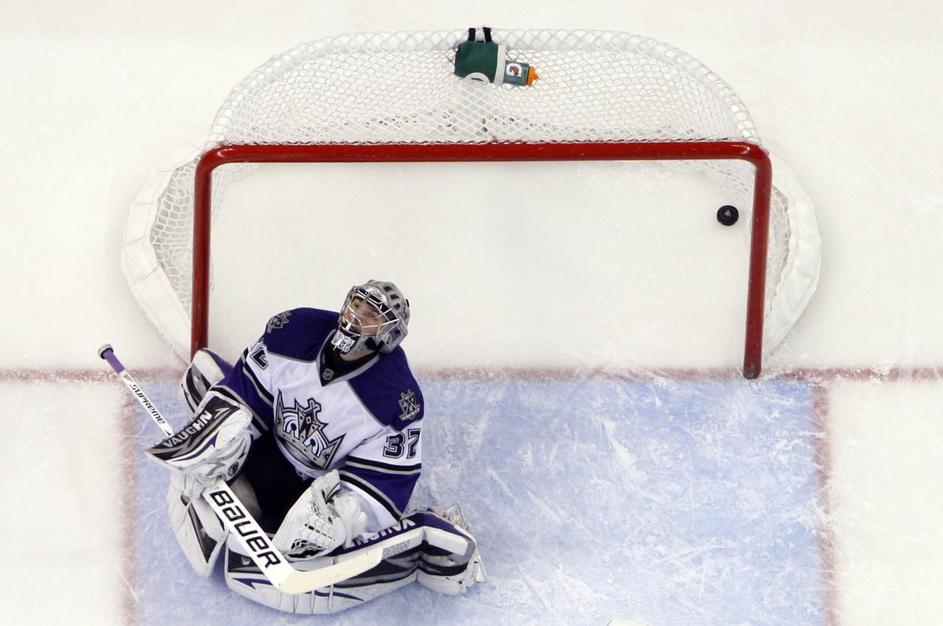 Jonathan Quick pobira precej ploščkov iz svoje mreže. Vsekakor več kot nasprotni